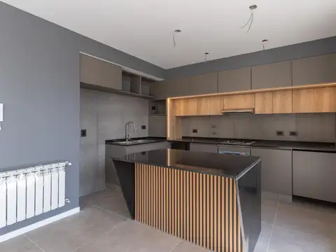 EN VENTA-PISO EXCLUSIVO DE TRES DORMITORIOS CON PARRILLERO EN EL BALCÓN ATERRAZADO-BARRIO MARTIN