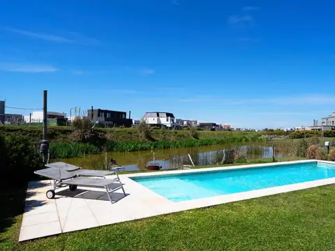 CASA EN VENTA EN EL CANTON GOLF CON ESPEJO DE AGUA