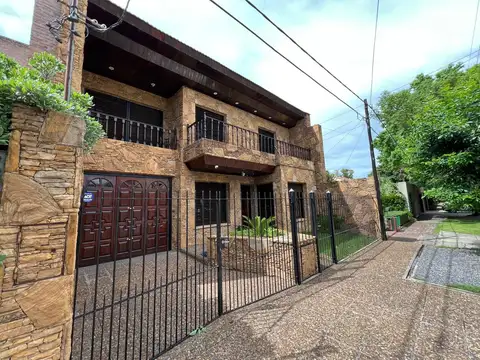 Casa en Venta con 2 cocheras