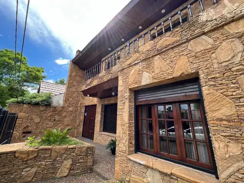 Casa 6 ambientes con 4 baños