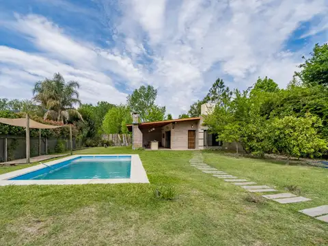 VENTA/PERMUTA  - Casa 2 dormitorios con jardín y piscina - Roldán, Santa Fe.