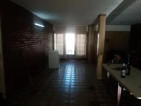 Casa 7 ambientes con 2 baños