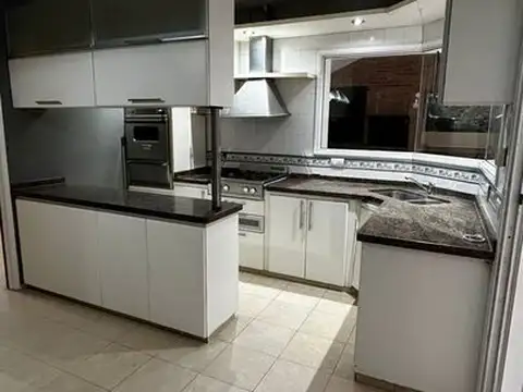 Casa 5 ambientes con 3 baños