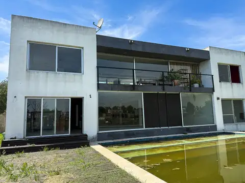 Casa 7 ambientes con 4 baños