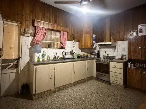 CASA CON LOCAL COMERCIAL