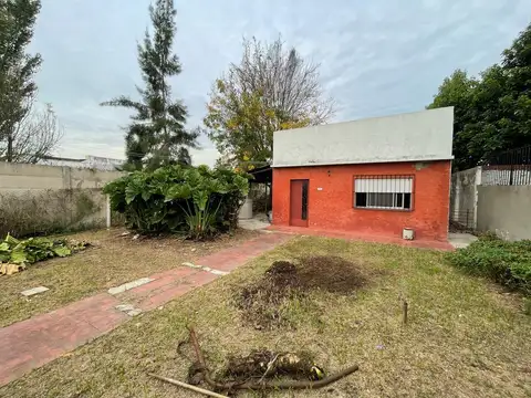 Lote con pequeña construccion en Liniers al 1100