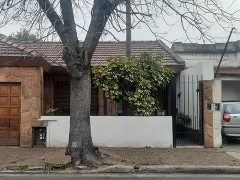 OPORTUNIDA BAJO EL PRECIO APTA CREDITO Casa 4 amb c/garaje,fondo c/quincho y parrilla