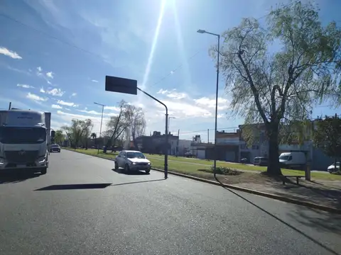 BLOQUE EN VENTA DE 3 LOCALES Y SALON DE FIESTAS CON TERRAZA EN BERNAL.
