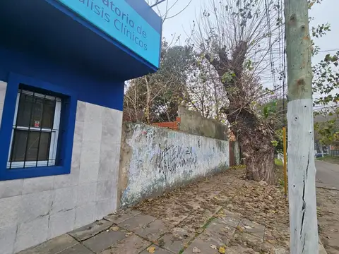 CASA EN VENTA DE VARIOS AMBIENTES EN DEL VISO CENTRO, A RECICLAR