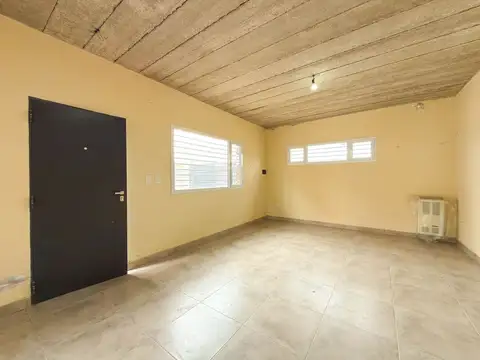 Casa con local, 2 dormis, Losa y patio verde