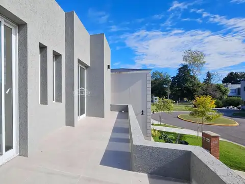 Casa en Venta en Pilar del Este - Santa Lucia, USD 198.000