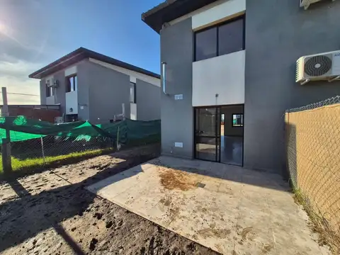 Casa en Alquiler con 1 cochera