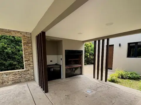 Casa 4 ambientes con 3 baños