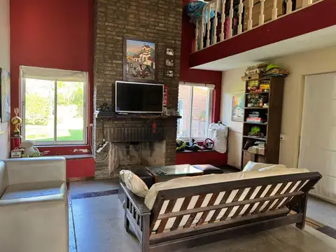 Casa 4 ambientes con 2 baños