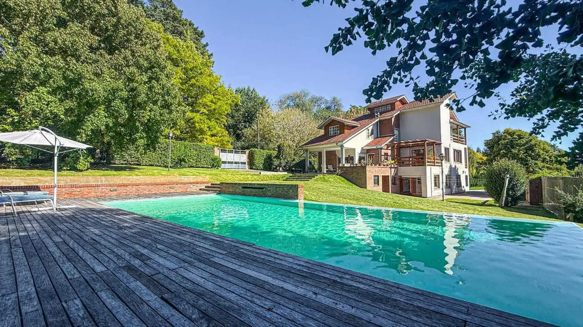 VENTA CASA 5 AMBIENTES PARQUE Y PISCINA SIERRAS