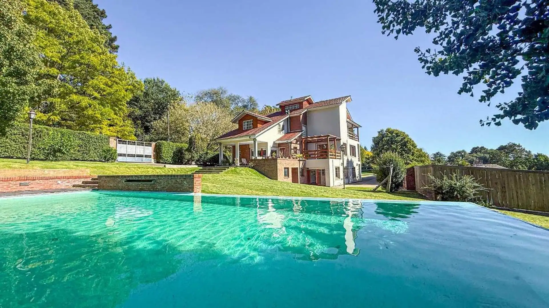 VENTA CASA 5 AMBIENTES PARQUE Y PISCINA SIERRAS