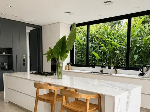 EXCLUSIVA CASA MODERNA EN ALQUILER TEMPORARIO UBICADA EN EL BARRIO LOS CARDOS DE PUNTA CHICA