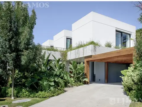 EXCLUSIVA CASA MODERNA EN ALQUILER TEMPORARIO UBICADA EN EL BARRIO LOS CARDOS DE PUNTA CHICA