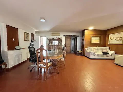 Casa de 5 dormitorios con cocheras en venta en La Plata sobre Calle 34 [Cod: ]