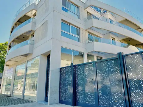 Sensacional departamento de tres ambientes con balcón y cochera cubierta en alquiler, Martínez.