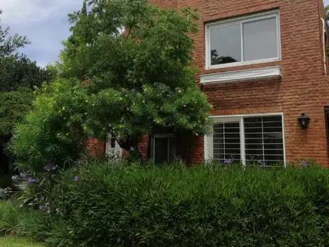 Casa 5 ambientes con 4 baños