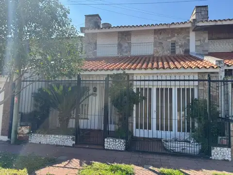 TEMPERLEY  3580  -  CASA 4 DORMITORIOS CON COCHERA  -