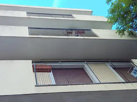 2 Ambientes Primer piso Por escalera con Balcón!
