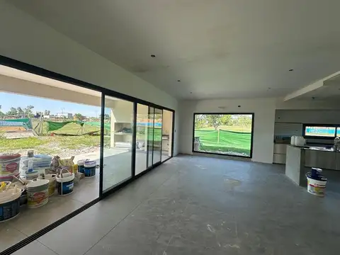 Casa 4 ambientes con 2 baños