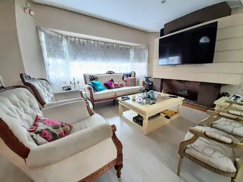 Casa 5 ambientes con 4 baños