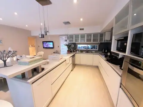 Chalet 5 ambientes Castelar Norte.