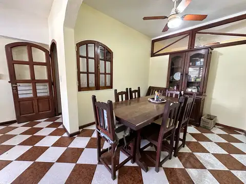 Casa 8 ambientes con 3 baños