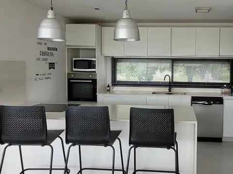 Casa 4 ambientes con 3 baños