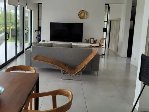 Casa en Alquiler en El Cantón - Barrio Islas, USD 2.100