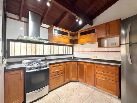 Casa 5 ambientes con 2 baños