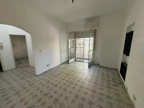 AMPLIO DEPARTAMENTO 2 AMBIENTES AL FRENTE CON BALCÓN CORRIDO - SIN EXPENSAS! 