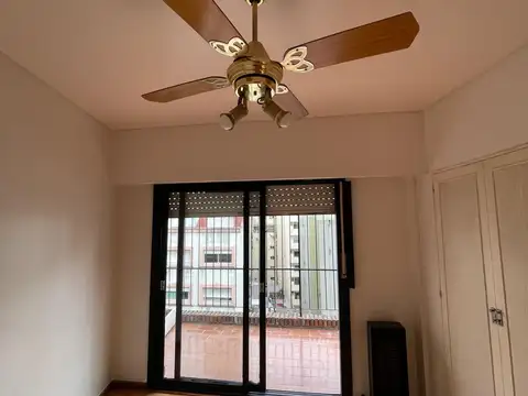 Excelente dos ambientes al frente con balcon terraza . super luminoso y amplio .