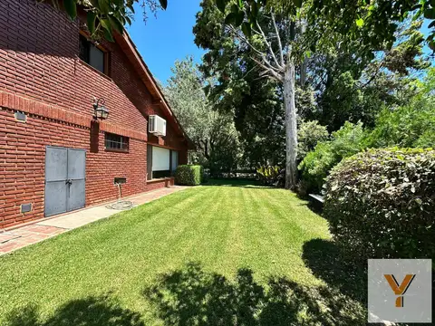 Casa en venta - 4 Dormitorios 4 Baños - Pilar