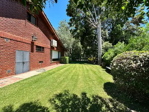 Casa en venta - 4 Dormitorios 4 Baños - Pilar