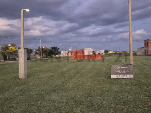 Se vende terreno en Rafaela con mejoras, barrio La Cañada