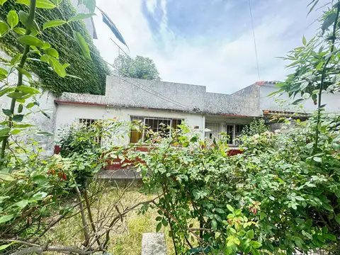 OPORTUNIDAD *** CASA A RECICLAR *** LOTE DE 8.66 X 21.65