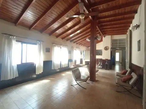 Casa 8 ambientes con 2 baños