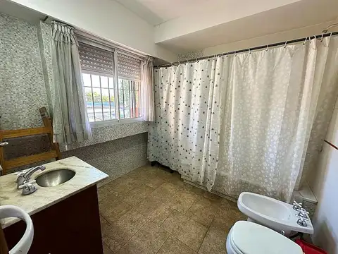 Casa de 7 ambientes más departamento en Turdera. Lomas de Zamora.