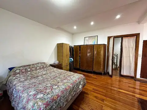 Casa de 7 ambientes más departamento en Turdera. Lomas de Zamora.