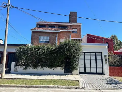 Casa de 7 ambientes más departamento en Turdera. Lomas de Zamora.