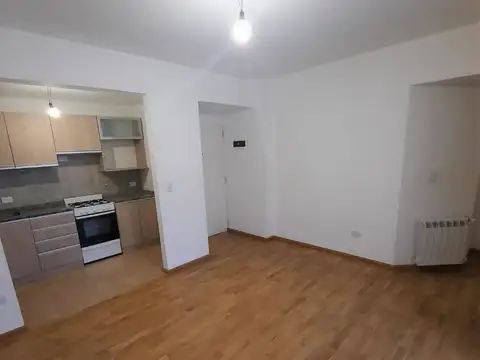 EXCELENTE 2 AMBIENTES SEMIPISO CON PATIO 
