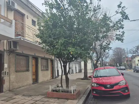 PH EN 2 PLANTAS 5 AMBIENTES CON PATIO Y TERRAZA