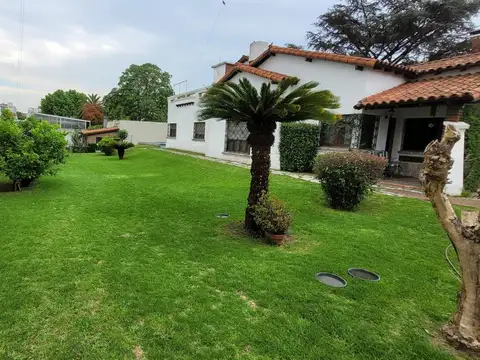 Casa 4 ambientes con pileta y parque en Venta - morón