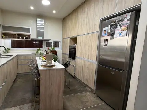 Casa en Venta con 4 cocheras
