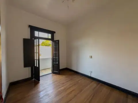 CASA DE ESTILO EN VENTA LA PLATA 3 DORMITORIOS PATIO COCHERA