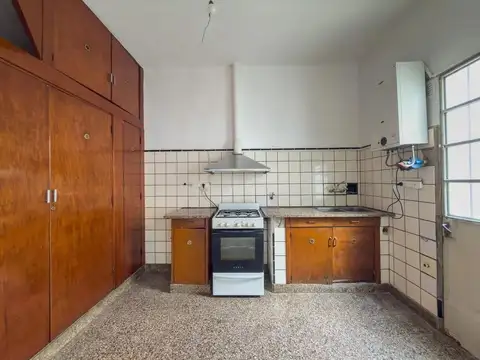 CASA DE ESTILO EN VENTA LA PLATA 3 DORMITORIOS PATIO COCHERA